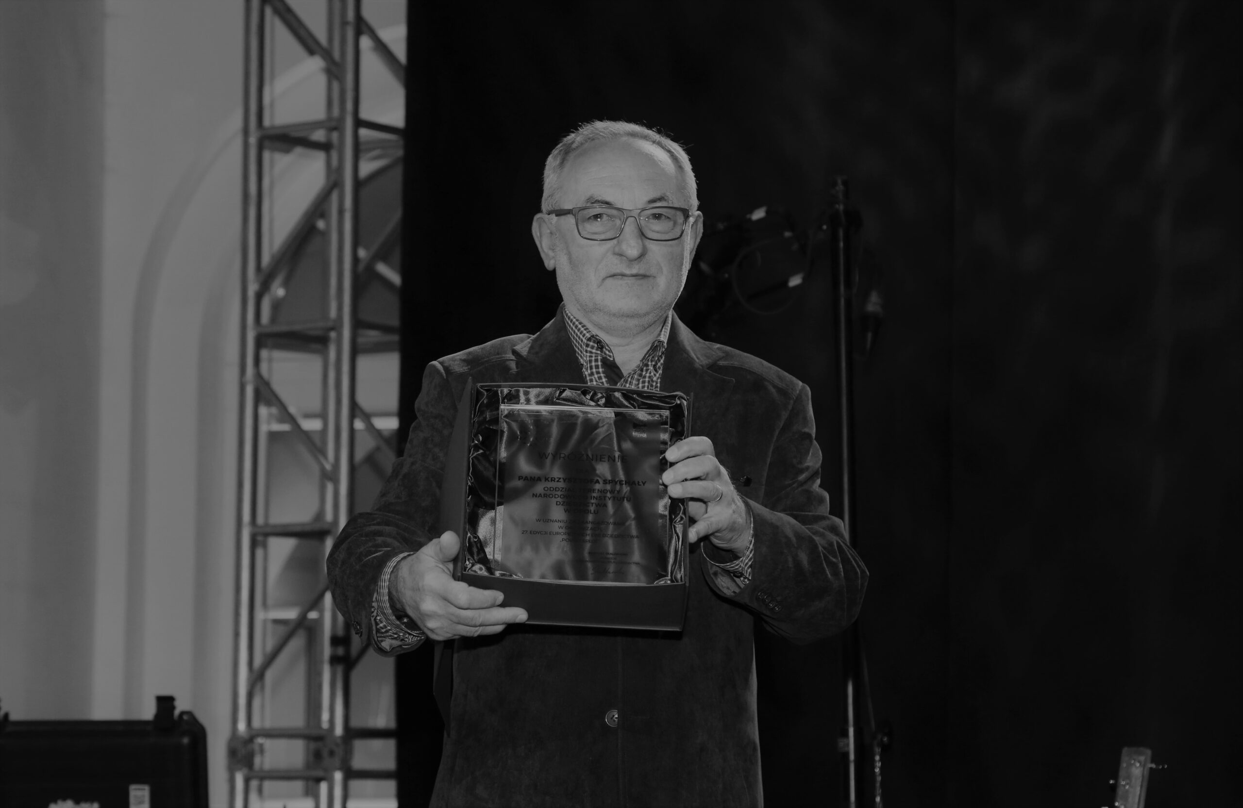 Krzysztof Spychała odbierający nagrodę
