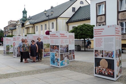 Wystawa „Przyszłym pokoleniom. 60 lat misji Narodowego Instytutu Dziedzictwa” dostępna dla zwiedzających w Białymstoku