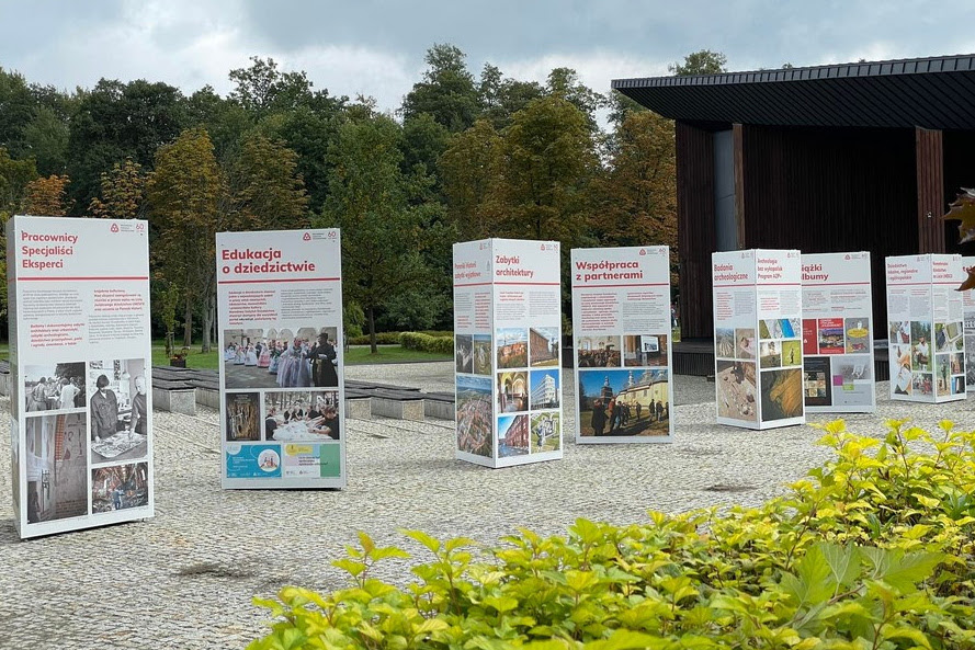 Wystawa „Przyszłym pokoleniom. 60 lat misji Narodowego Instytutu Dziedzictwa” w Parku Zdrojowym w Horyńcu-Zdroju