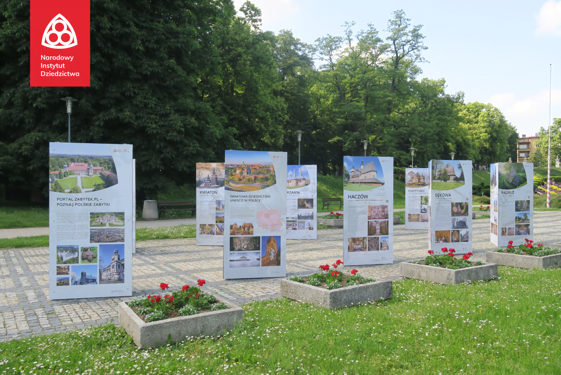 Na zdjęciu teren przed pomnikiem Chwały Żołnierzy Armii Krajowej Podokręgu Rzeszów gdzie znajduje się wystawa o skarbach drewnianej architektury sakralnej