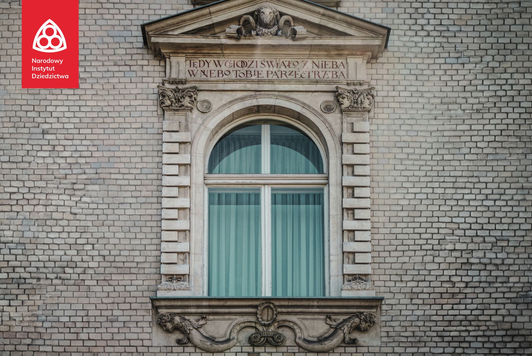 okno kamienicy