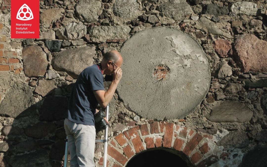 #NIDTeam: Kamienie młyńskie jako elementy budowli sakralnej