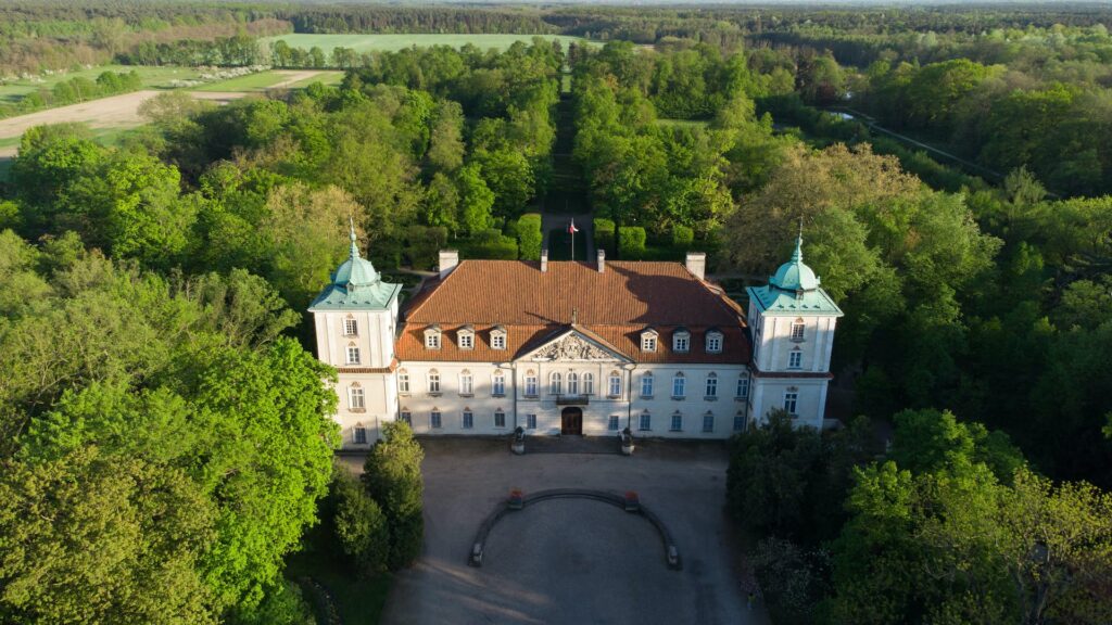 Widok z lotu ptaka na Pałac w Nieborowie otoczonego parkiem.