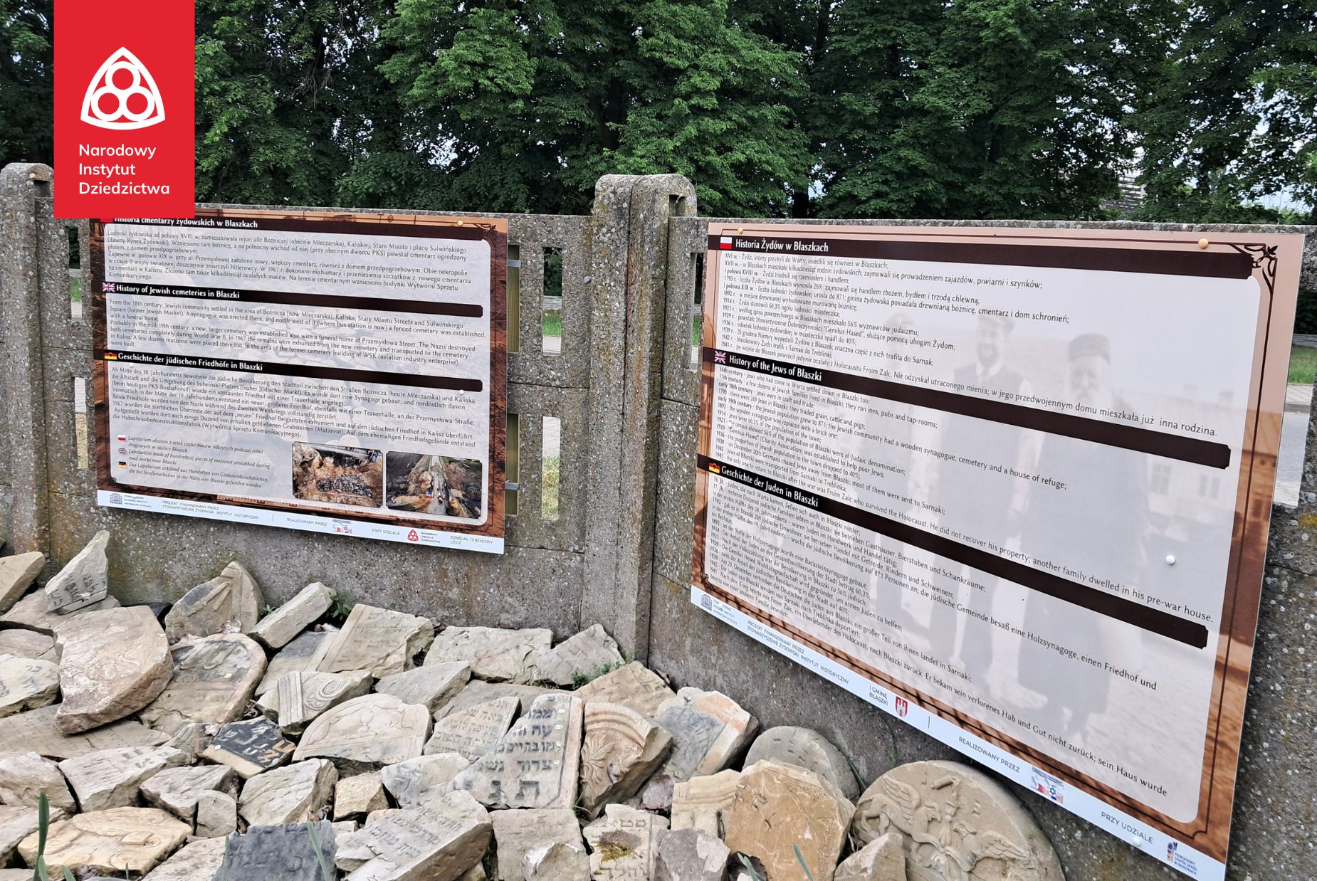 tablice informacyjne na ogrodzeniu cmentarza żydowskiego w Warcie
