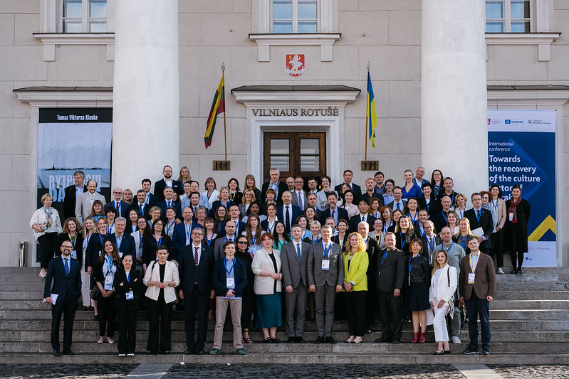 zdjęcie grupowe przedstawia uczestników konferencji międzynarodowej w Wilnie "“Towards the recovery of the culture sector of Ukraine"