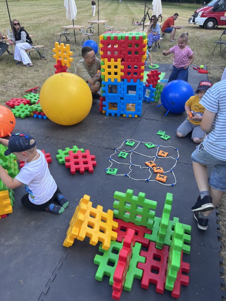 zdjęcie strefy zabaw dla dzieci, kolorowe zabawki i dzieci