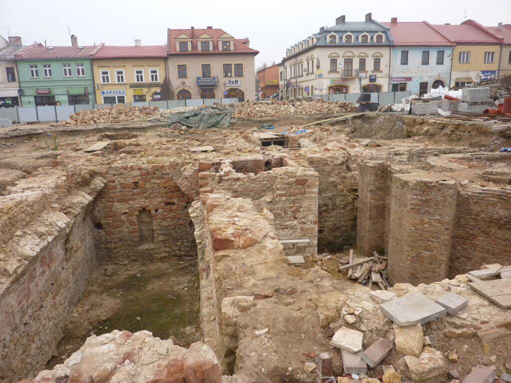 Budynek starostwa, piwnice kwartału królewskiego oraz piwnice ratuszowe, obecnie siedziba Miejskiego Ośrodka Kultury i podziemna trasa muzealno-turystyczna